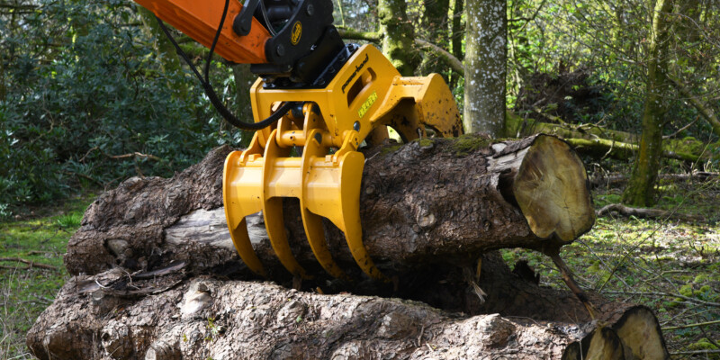 Powerhand Terragrip forestry rake grapple lifting huge piece of timber